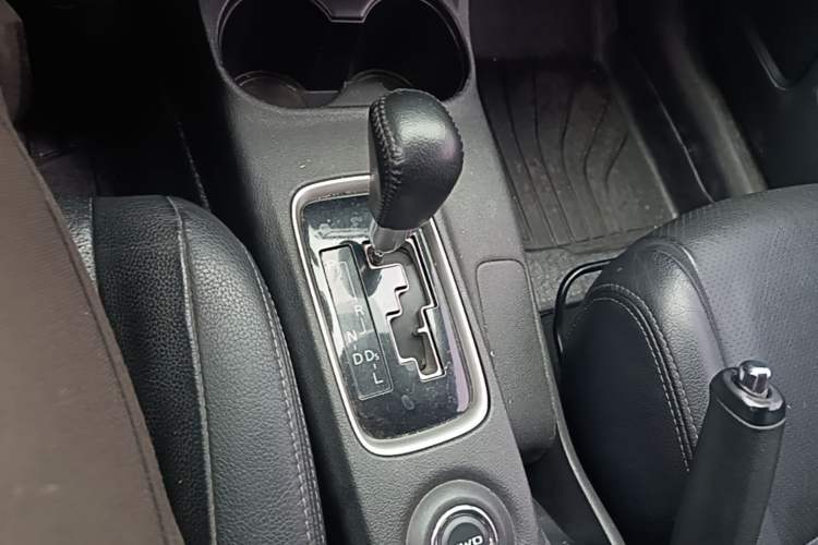 Used Mitsubishi Outlander 2013 2.4L 4x4 Luxury Navigation Edition 5 Seats Gear Lever