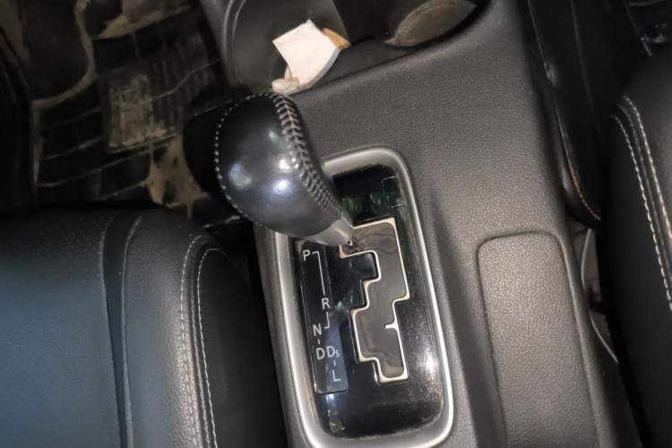 Used Mitsubishi Outlander 2013 2.4L 4x4 Luxury Navigation Edition 5 Seats Gear Lever