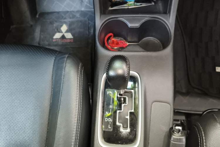 Used Mitsubishi Outlander 2013 2.4L 4x4 Luxury Navigation Edition 5 Seats Gear Lever