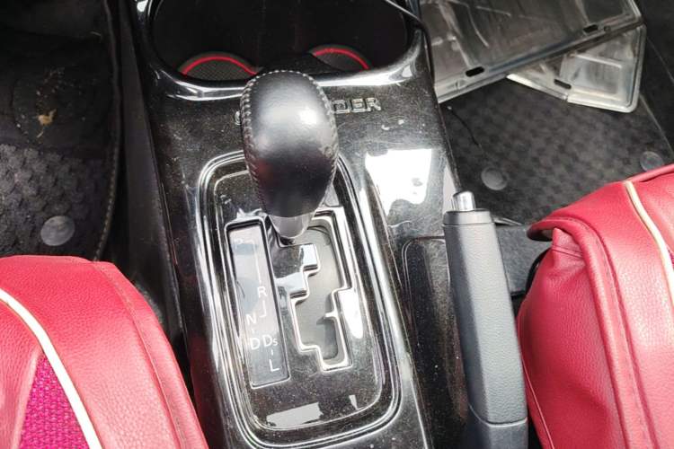 Used Mitsubishi Outlander 2013 2.4L 4x4 Luxury Navigation Edition 5 Seats Gear Lever