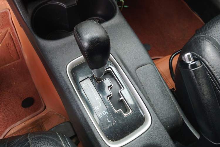 Used Mitsubishi Outlander 2013 2.4L Four-Wheel Drive Luxury Navigation Version 7 Seats Gear Lever