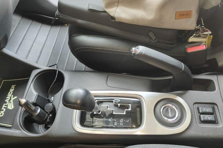 Used Mitsubishi Outlander 2013 2.4L Four-Wheel Drive Luxury Navigation Version 7 Seats Gear Lever