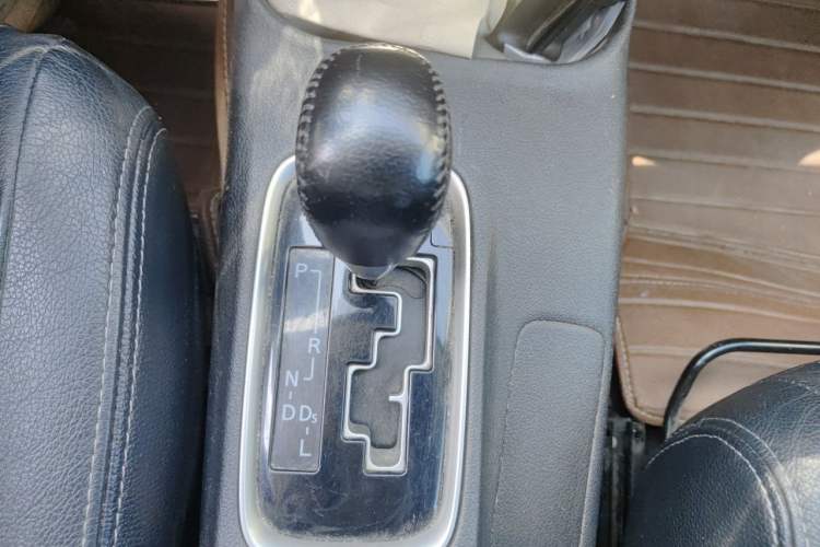 Used Mitsubishi Outlander 2013 2.4L 4x4 Luxury Navigation Edition 5 Seats Gear Lever
