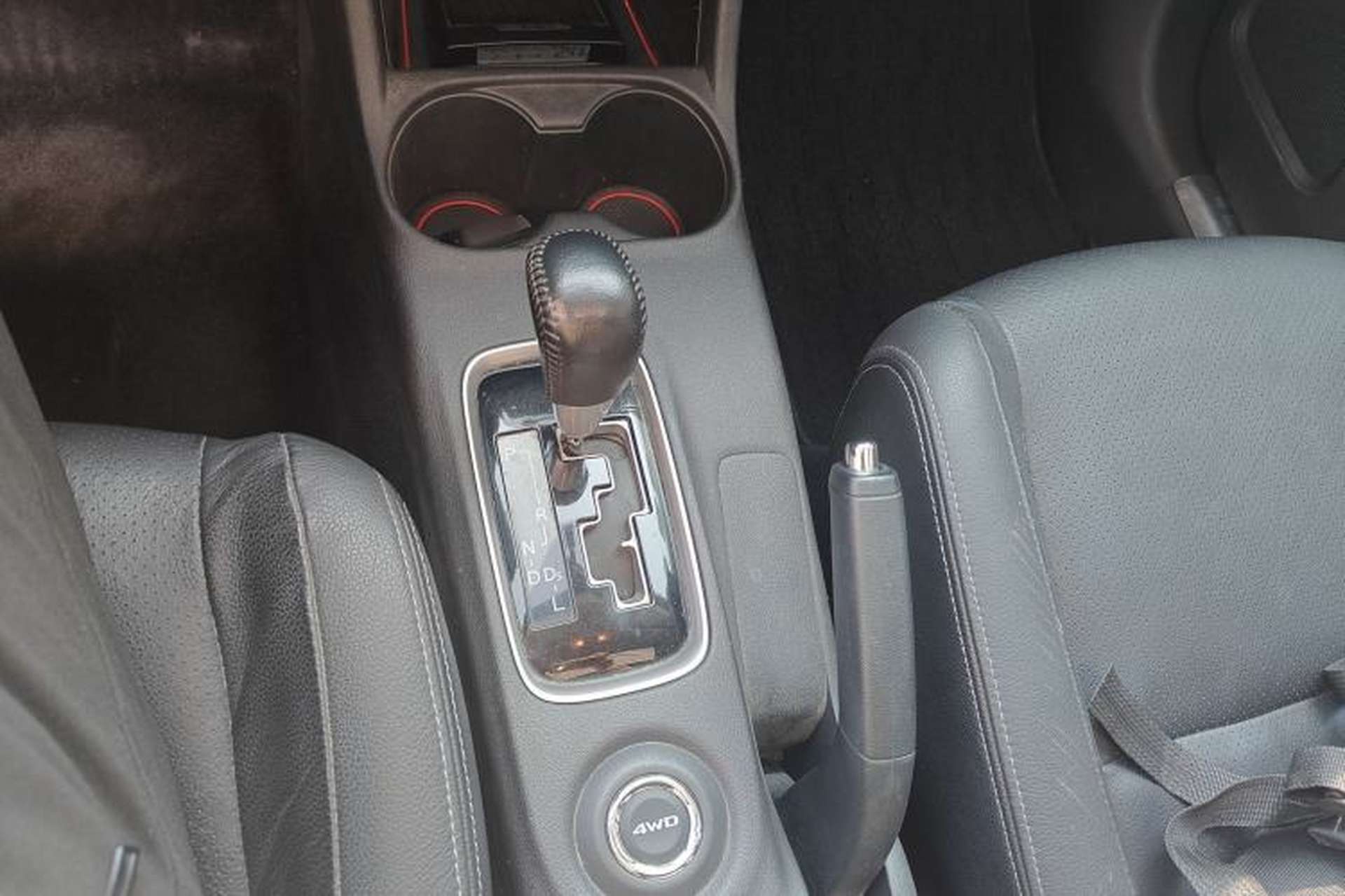 Used Mitsubishi Outlander 2013 2.4L Four-Wheel Drive Luxury Navigation Version 7 Seats Gear Lever