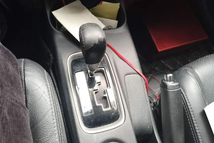 Used Mitsubishi Outlander 2013 2.4L Four-Wheel Drive Luxury Navigation Version 7 Seats Gear Lever