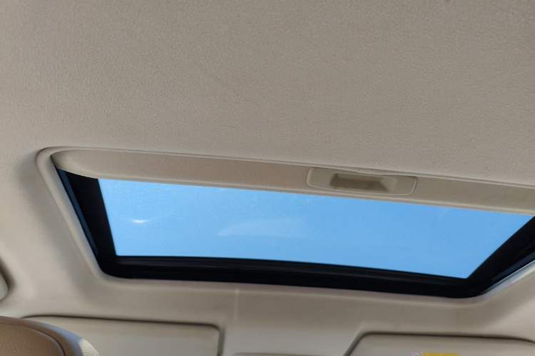 Used Mitsubishi Outlander 2013 2.4L Four-Wheel Drive Luxury Navigation Version 7 Seats Headliner