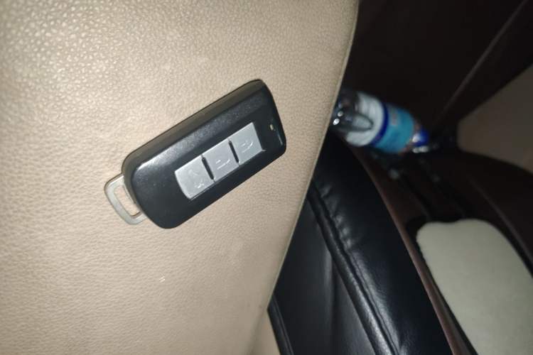 Used Mitsubishi Outlander 2013 2.4L 4x4 Luxury Navigation Edition 5 Seats Interior 1