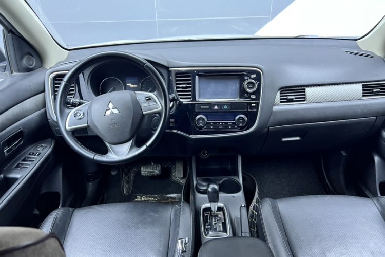 Used Mitsubishi Outlander 2013 2.4L 4x4 Luxury Navigation Edition 5 Seats Interior 1