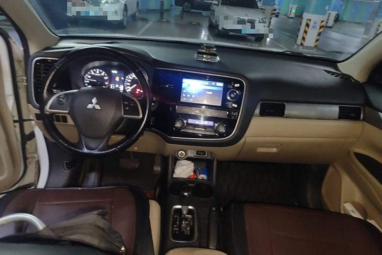 Used Mitsubishi Outlander 2013 2.4L 4x4 Luxury Navigation Edition 5 Seats Interior 2