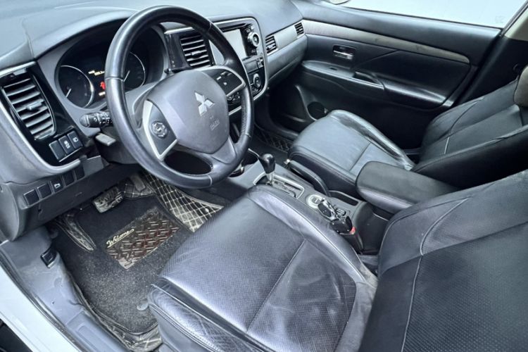 Used Mitsubishi Outlander 2013 2.4L 4x4 Luxury Navigation Edition 5 Seats Interior 2