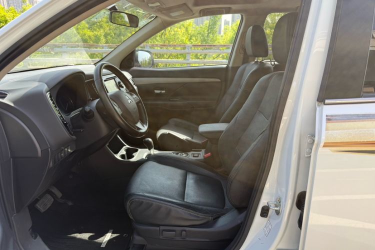 Used Mitsubishi Outlander 2013 2.4L 4x4 Luxury Navigation Edition 5 Seats Interior 2
