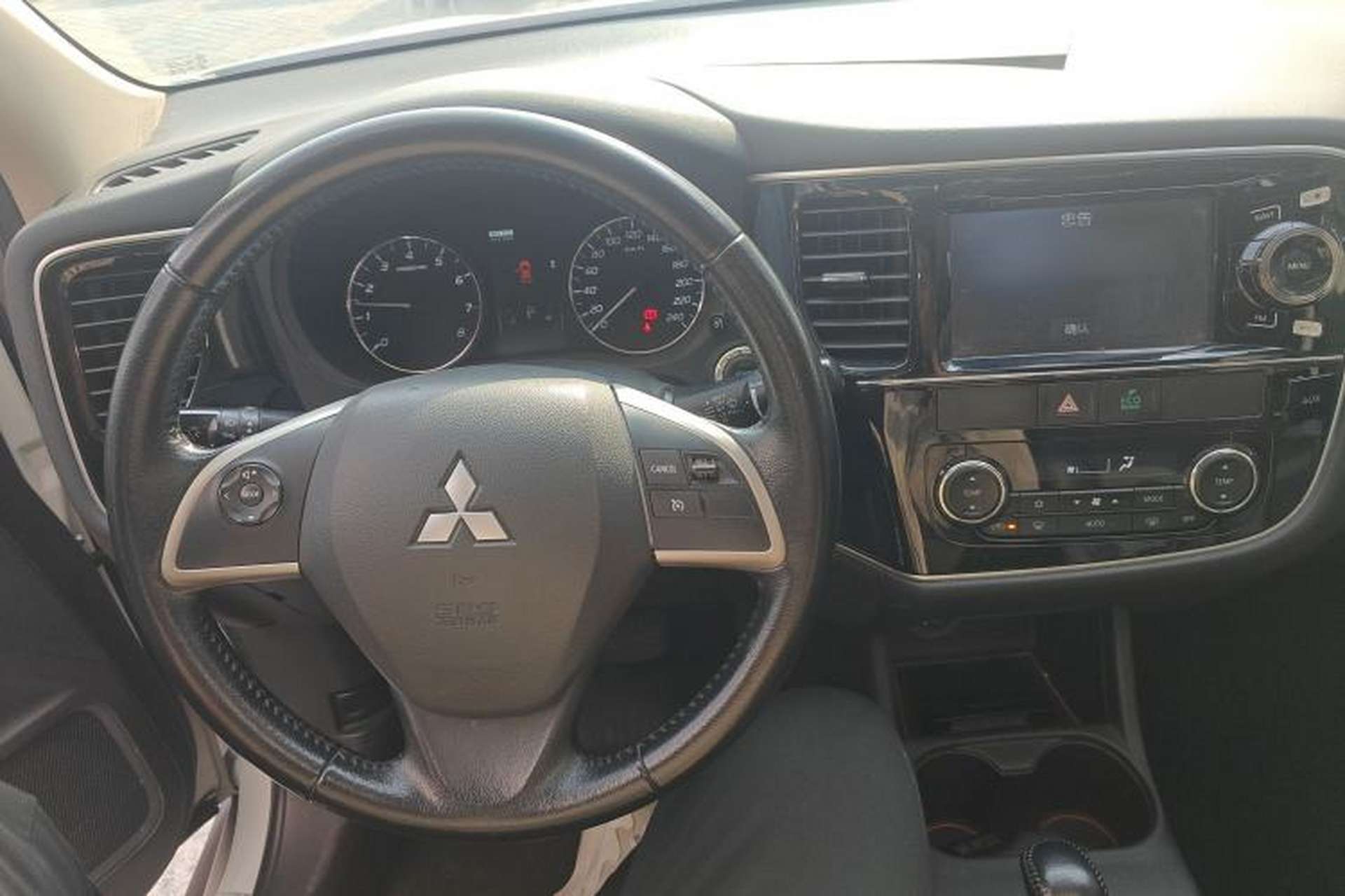 Used Mitsubishi Outlander 2013 2.4L Four-Wheel Drive Luxury Navigation Version 7 Seats Interior 2