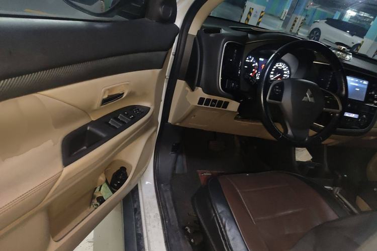 Used Mitsubishi Outlander 2013 2.4L 4x4 Luxury Navigation Edition 5 Seats Interior 3