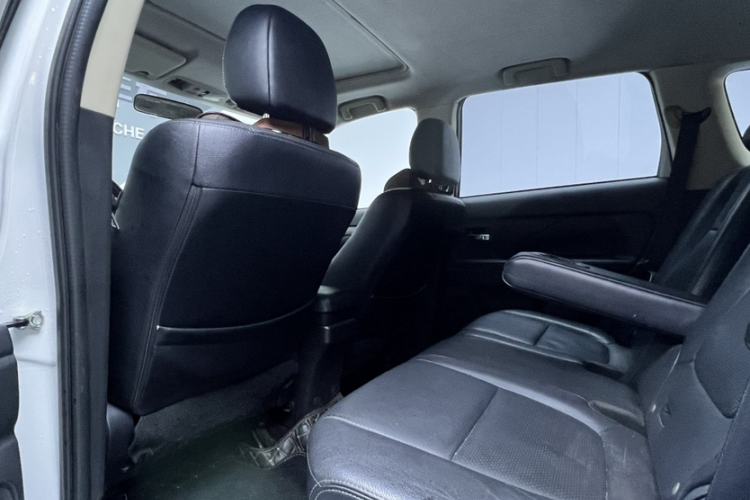 Used Mitsubishi Outlander 2013 2.4L 4x4 Luxury Navigation Edition 5 Seats Interior 3
