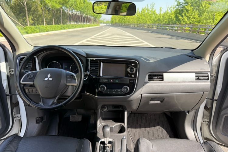 Used Mitsubishi Outlander 2013 2.4L 4x4 Luxury Navigation Edition 5 Seats Interior 3