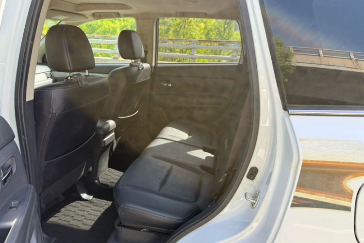 Used Mitsubishi Outlander 2013 2.4L 4x4 Luxury Navigation Edition 5 Seats Interior 4