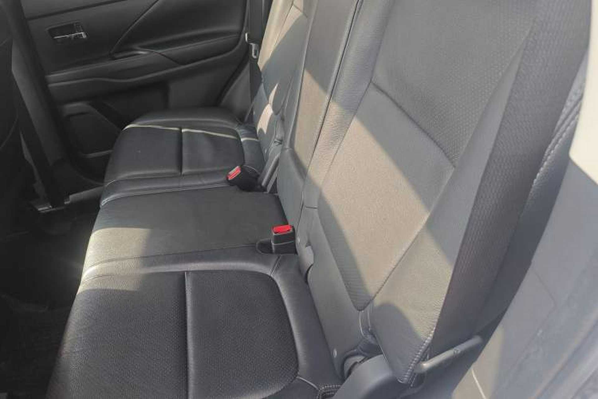 Used Mitsubishi Outlander 2013 2.4L Four-Wheel Drive Luxury Navigation Version 7 Seats Interior 4