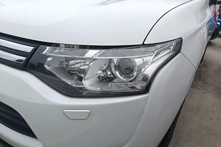 Used Mitsubishi Outlander 2013 2.4L 4x4 Luxury Navigation Edition 5 Seats Left Front Headlight