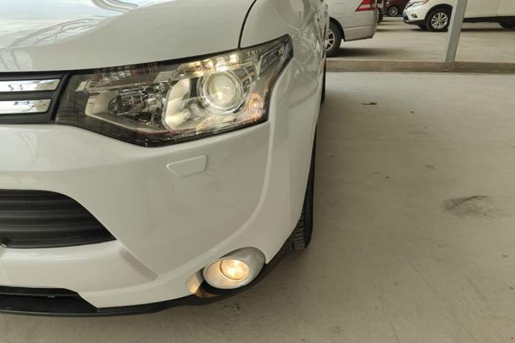 Used Mitsubishi Outlander 2013 2.4L Four-Wheel Drive Luxury Navigation Version 7 Seats Left Front Headlight