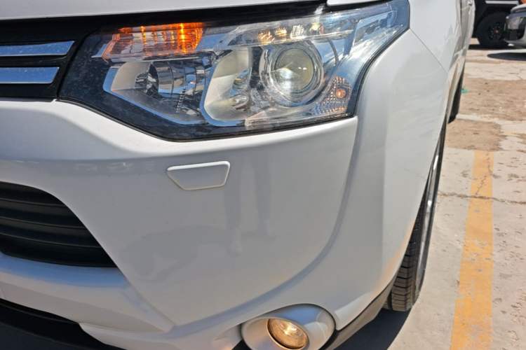 Used Mitsubishi Outlander 2013 2.4L 4x4 Luxury Navigation Edition 5 Seats Left Front Headlight