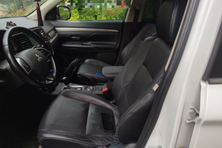 Used Mitsubishi Outlander 2013 2.4L 4x4 Luxury Navigation Edition 5 Seats Left Front Seat