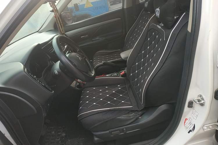 Used Mitsubishi Outlander 2013 2.4L 4x4 Luxury Navigation Edition 5 Seats Left Front Seat