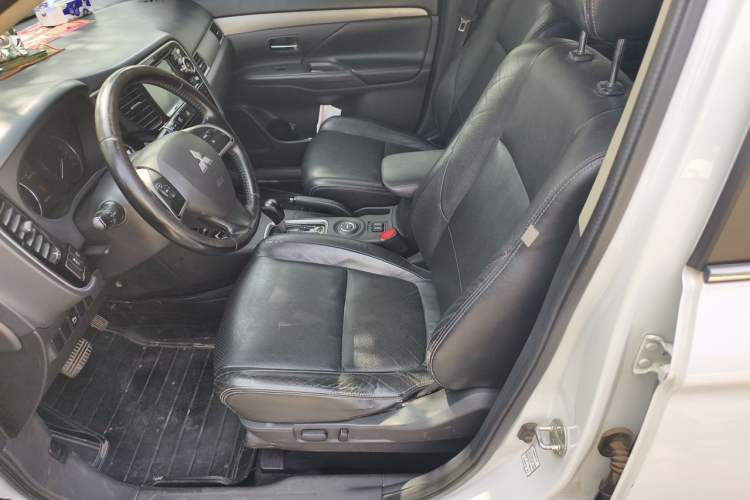 Used Mitsubishi Outlander 2013 2.4L 4x4 Luxury Navigation Edition 5 Seats Left Front Seat