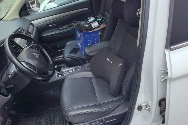 Used Mitsubishi Outlander 2013 2.4L 4x4 Luxury Navigation Edition 5 Seats Left Front Seat