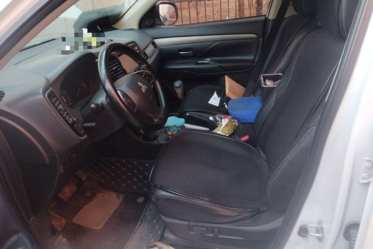 Used Mitsubishi Outlander 2013 2.4L 4x4 Luxury Navigation Edition 5 Seats Left Front Seat