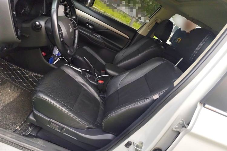 Used Mitsubishi Outlander 2013 2.4L 4x4 Luxury Navigation Edition 5 Seats Left Front Seat