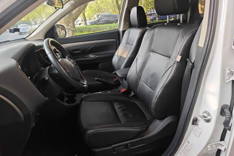 Used Mitsubishi Outlander 2013 2.4L 4x4 Luxury Navigation Edition 5 Seats Left Front Seat