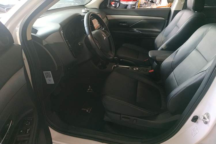 Used Mitsubishi Outlander 2013 2.4L Four-Wheel Drive Luxury Navigation Version 7 Seats Left Front Seat
