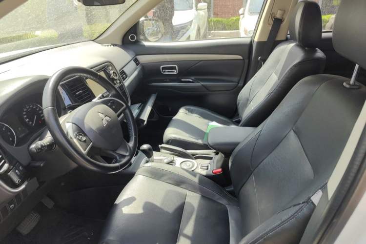 Used Mitsubishi Outlander 2013 2.4L 4x4 Luxury Navigation Edition 5 Seats Left Front Seat