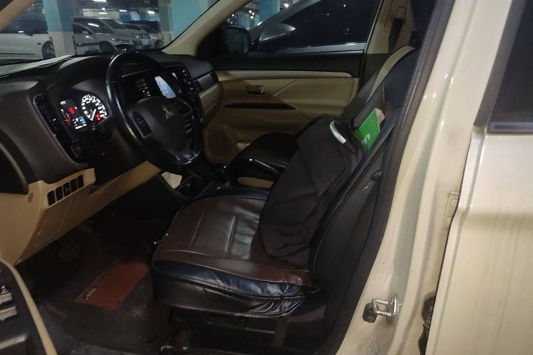 Used Mitsubishi Outlander 2013 2.4L 4x4 Luxury Navigation Edition 5 Seats Left Front Seat