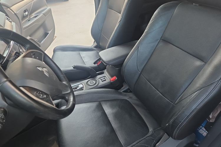 Used Mitsubishi Outlander 2013 2.4L Four-Wheel Drive Luxury Navigation Version 7 Seats Left Front Seat