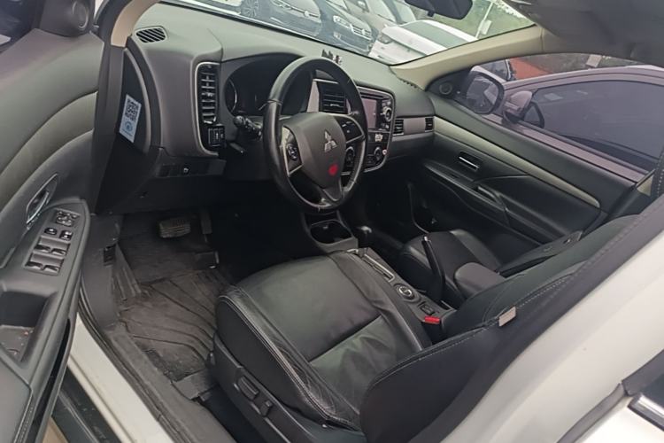 Used Mitsubishi Outlander 2013 2.4L 4x4 Luxury Navigation Edition 5 Seats Left Front Seat