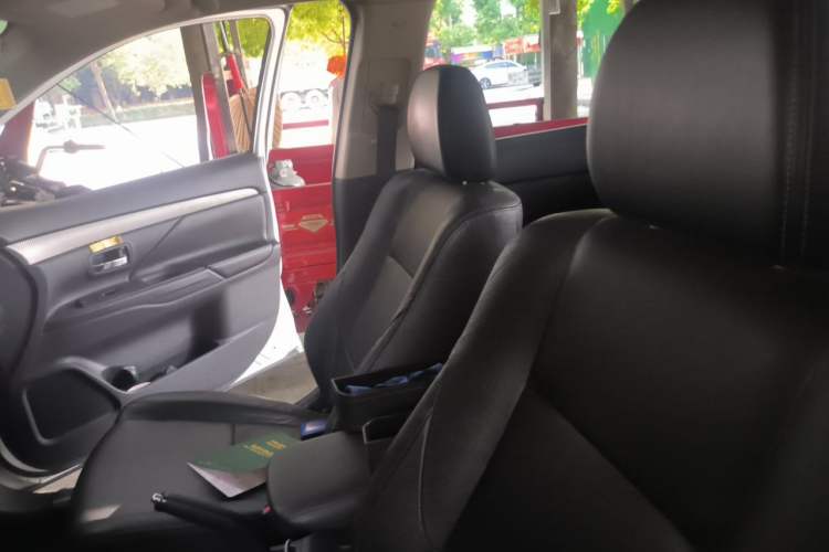 Used Mitsubishi Outlander 2013 2.4L 4x4 Luxury Navigation Edition 5 Seats Left Front Seat