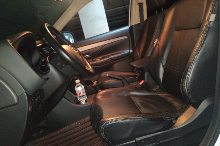 Used Mitsubishi Outlander 2013 2.4L Four-Wheel Drive Luxury Navigation Version 7 Seats Left Front Seat