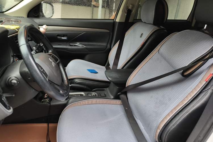 Used Mitsubishi Outlander 2013 2.4L 4x4 Luxury Navigation Edition 5 Seats Left Front Seat