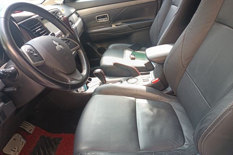 Used Mitsubishi Outlander 2013 2.4L 4x4 Luxury Navigation Edition 5 Seats Left Front Seat