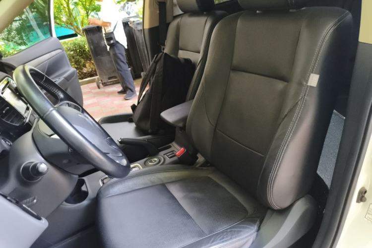 Used Mitsubishi Outlander 2013 2.4L 4x4 Luxury Navigation Edition 5 Seats Left Front Seat