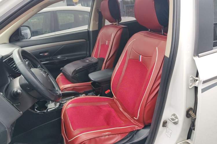 Used Mitsubishi Outlander 2013 2.4L 4x4 Luxury Navigation Edition 5 Seats Left Front Seat