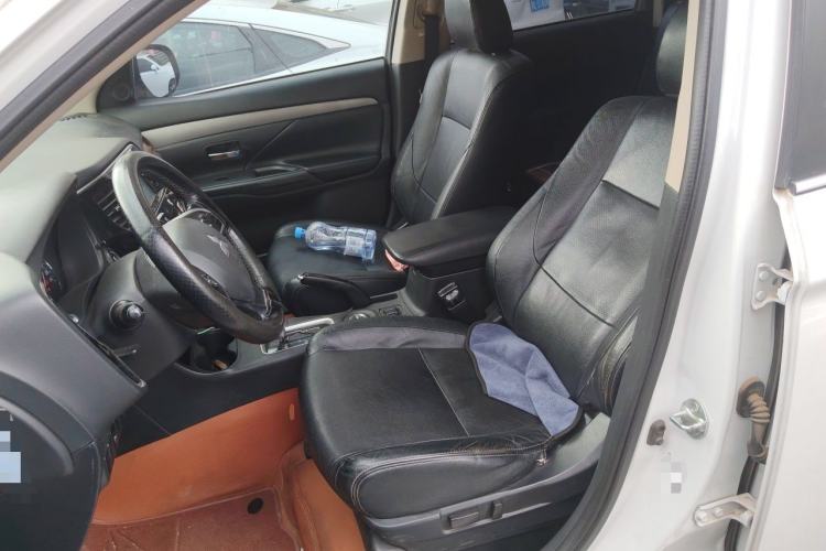 Used Mitsubishi Outlander 2013 2.4L Four-Wheel Drive Luxury Navigation Version 7 Seats Left Front Seat