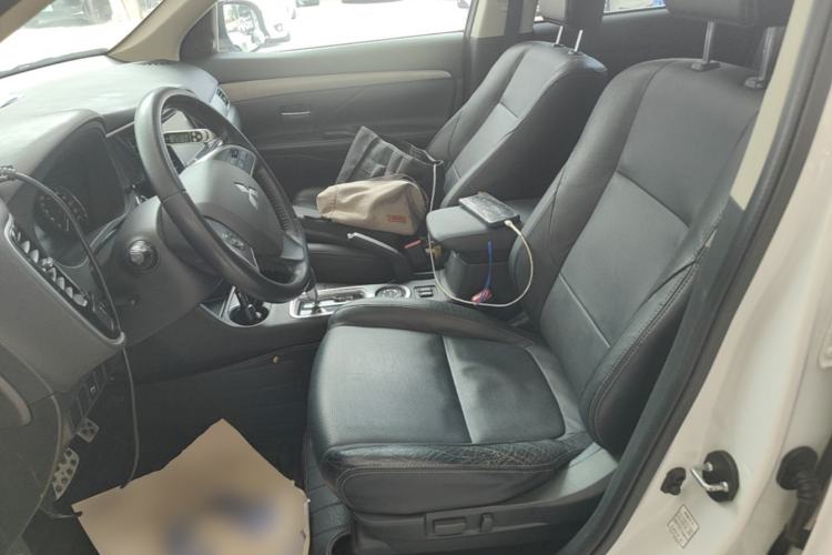 Used Mitsubishi Outlander 2013 2.4L Four-Wheel Drive Luxury Navigation Version 7 Seats Left Front Seat
