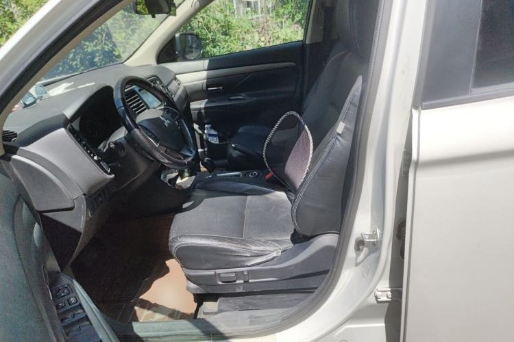 Used Mitsubishi Outlander 2013 2.4L 4x4 Luxury Navigation Edition 5 Seats Left Front Seat