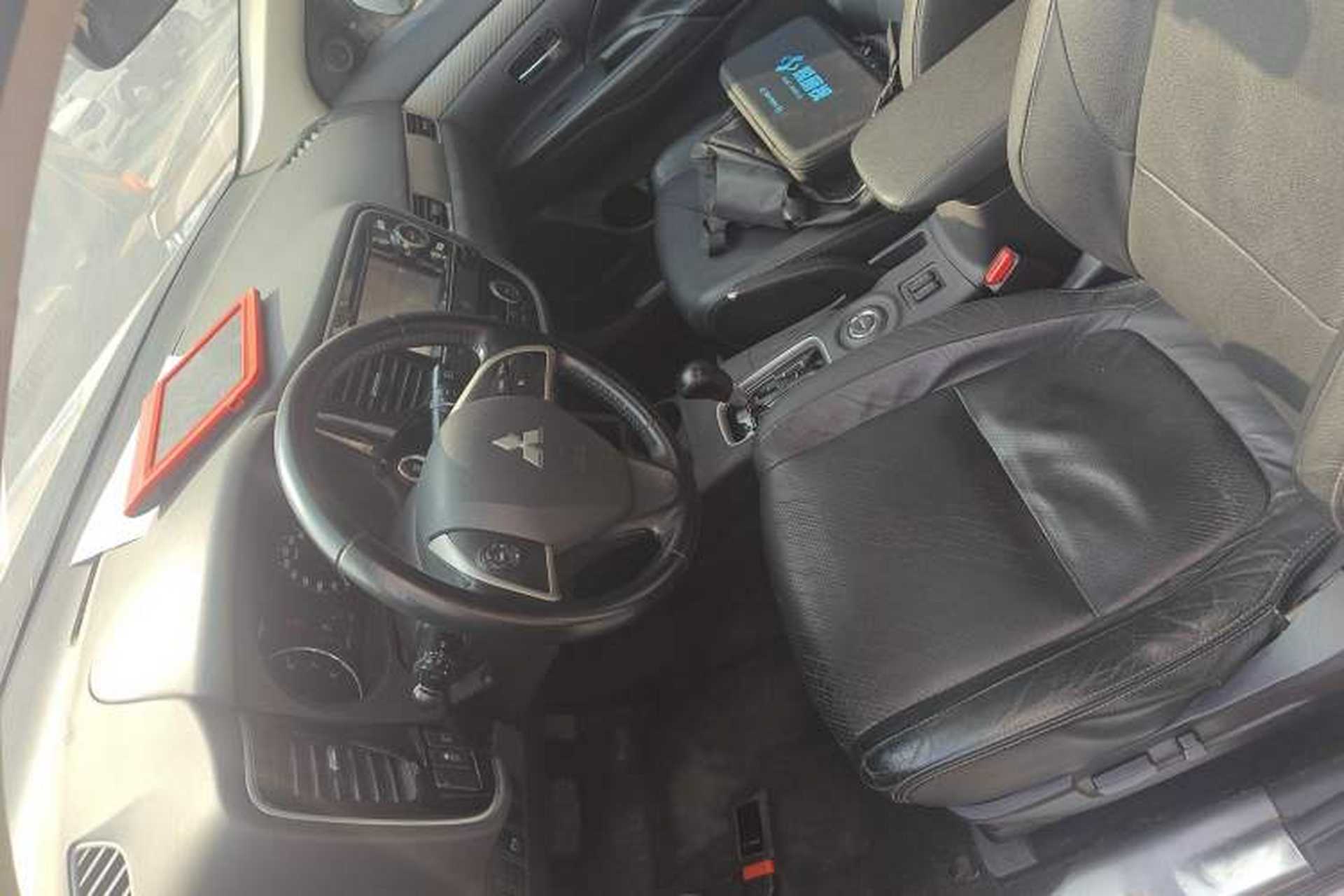 Used Mitsubishi Outlander 2013 2.4L Four-Wheel Drive Luxury Navigation Version 7 Seats Left Front Seat