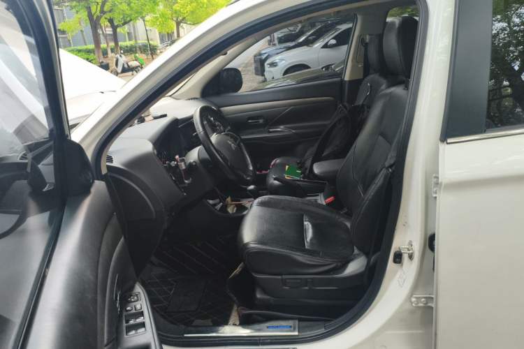 Used Mitsubishi Outlander 2013 2.4L Four-Wheel Drive Luxury Navigation Version 7 Seats Left Front Seat