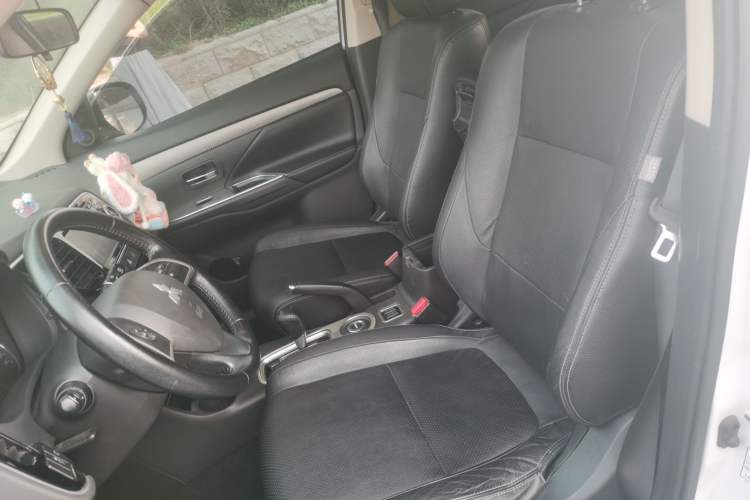 Used Mitsubishi Outlander 2013 2.4L 4x4 Luxury Navigation Edition 5 Seats Left Front Seat