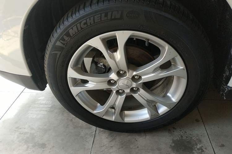 Used Mitsubishi Outlander 2013 2.4L Four-Wheel Drive Luxury Navigation Version 7 Seats Left Front Wheel Hub