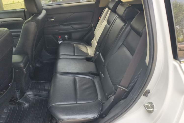 Used Mitsubishi Outlander 2013 2.4L 4x4 Luxury Navigation Edition 5 Seats Left Rear Seat